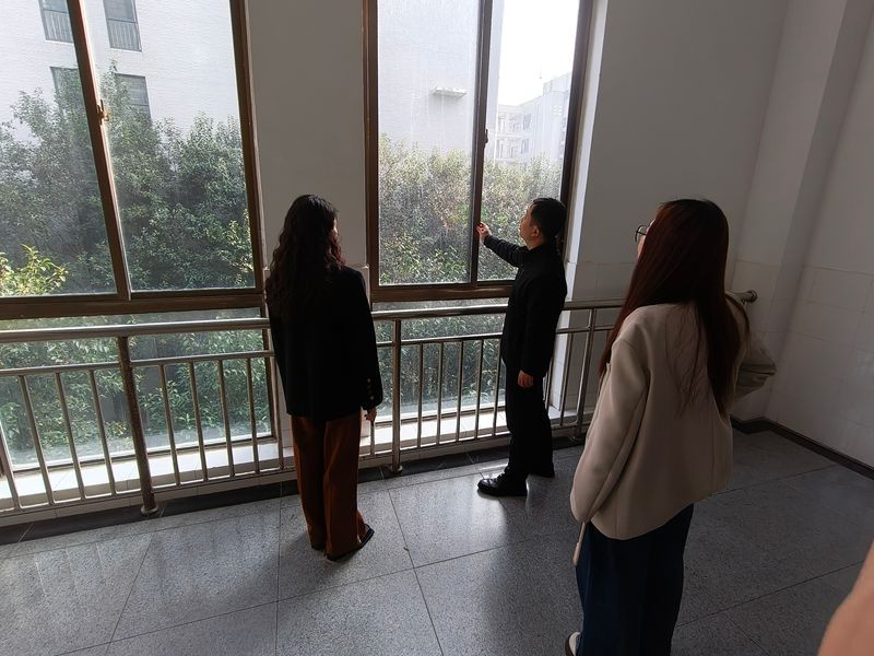 学生处一行对教学楼安全隐患进行排查