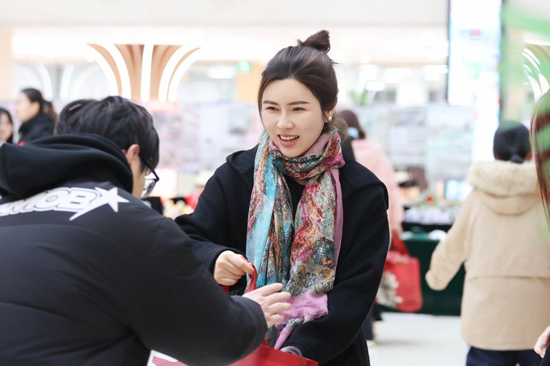 f4f发放现场_副本.jpg f4f发放现场_副本.jpg